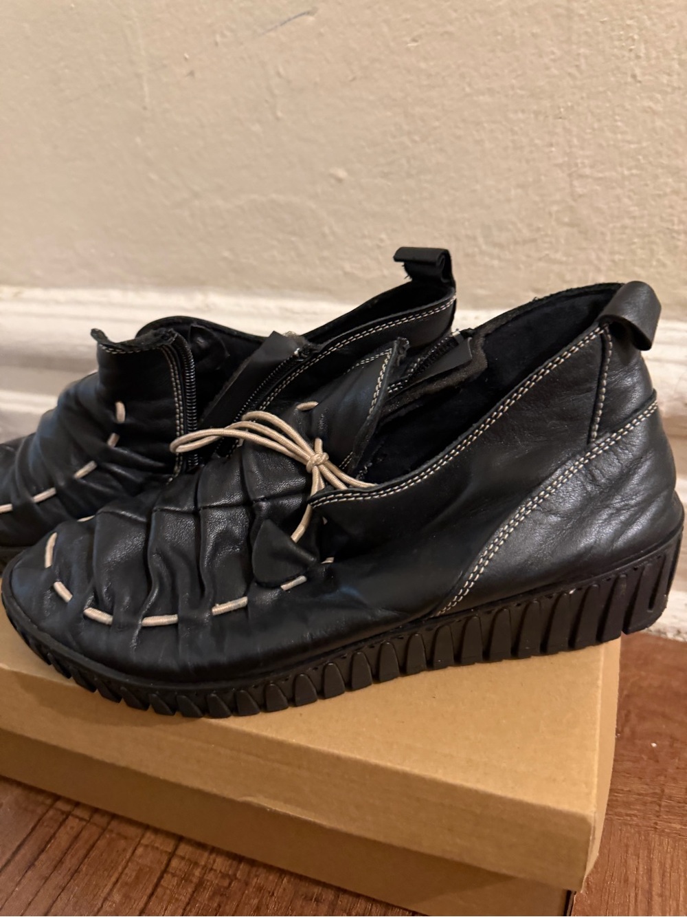 Men's Black Casual Leather Slip-On Shoes with Contrast Lacing